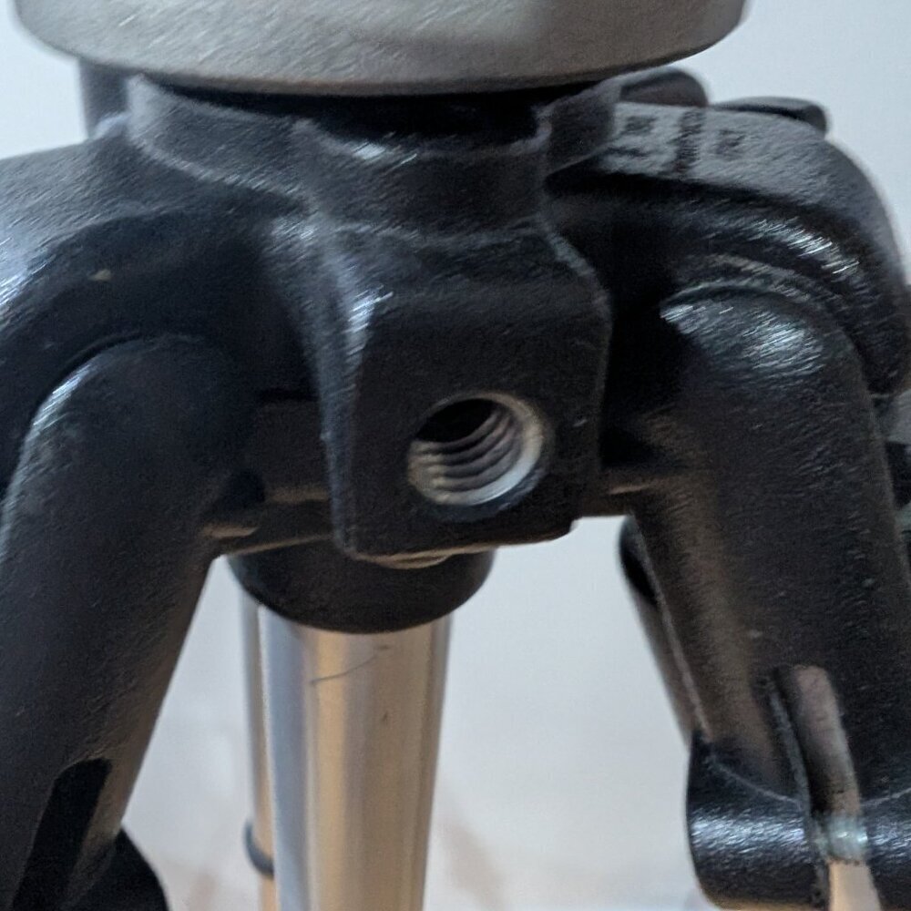Manfrotto Art 190 Tripod with #128 fluid head - Aluminum legs Made In Italy - Picture 10 of 10